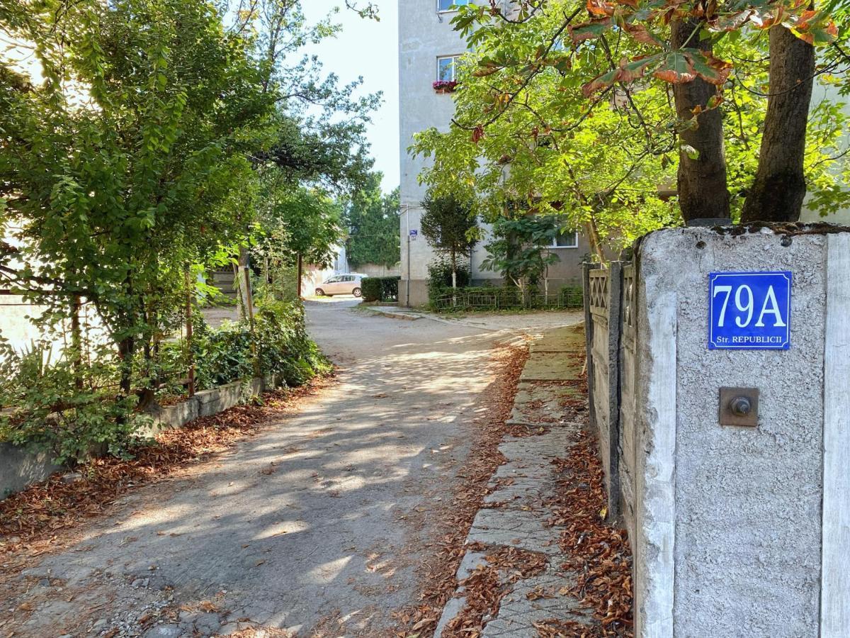 Highland Home - Cozy Apartments Near City Center Oradea Exteriör bild
